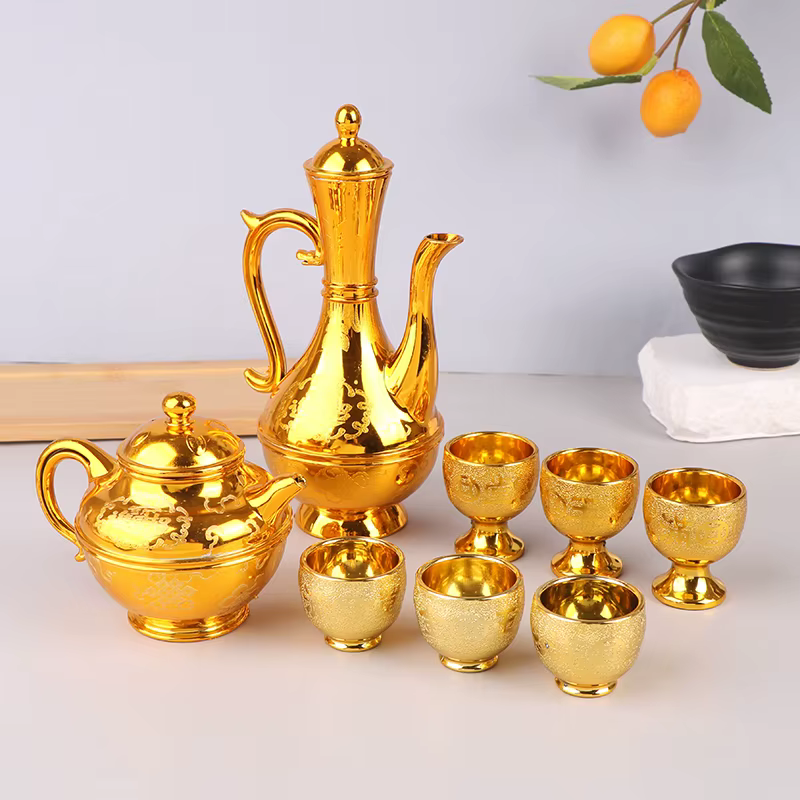 Ensemble de verres à vin vintage, bouilloire à vin, cafetière, carafe, théière exquise, théière dorée, tasse d'offre de temple classique domestique, 1 ensemble