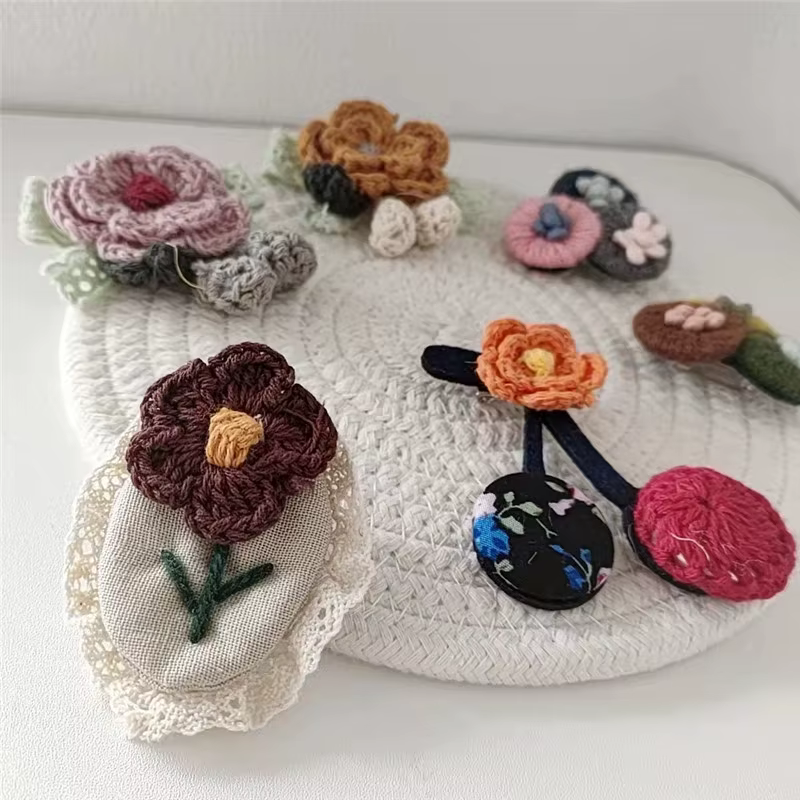 Broche fleur en laine de coton faite à la main