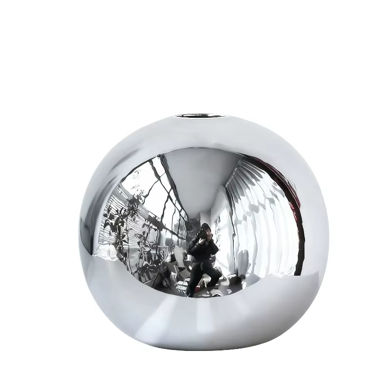 Vase sphérique en céramique argenté par électrolyse