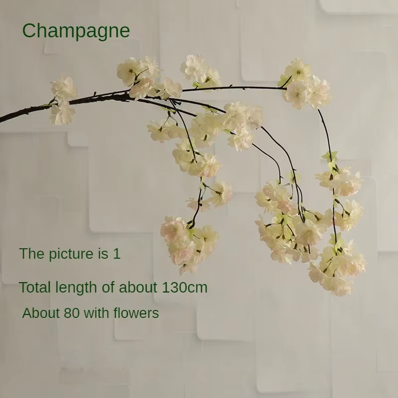 Branches de fleurs de cerisier suspendues