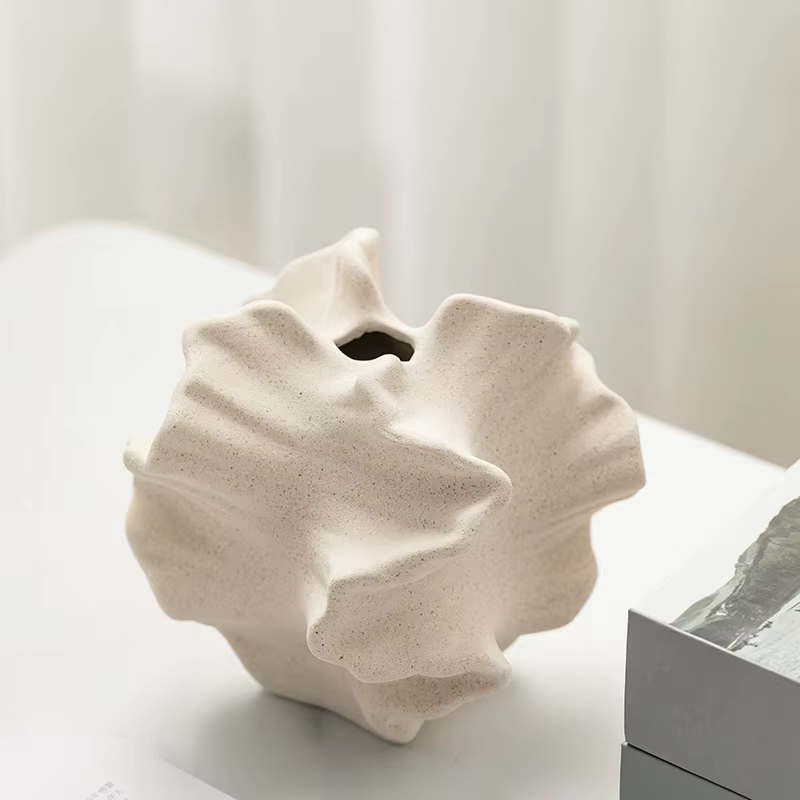 Vase en céramique à motifs géométriques ondulés