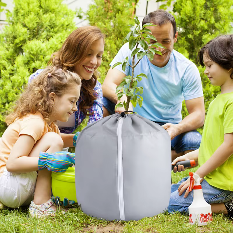 Housse isolante pour plantes de jardin