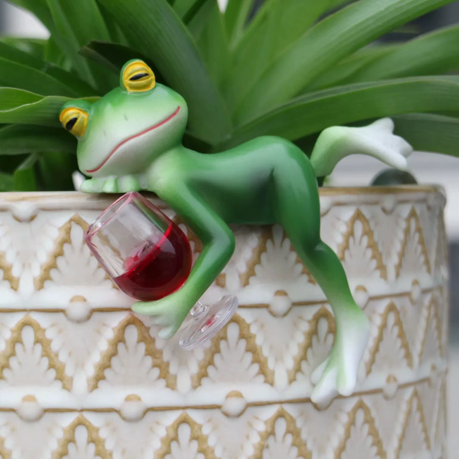 1 morceau d'intérêtus tentures de grenouille verte et de verre à vin