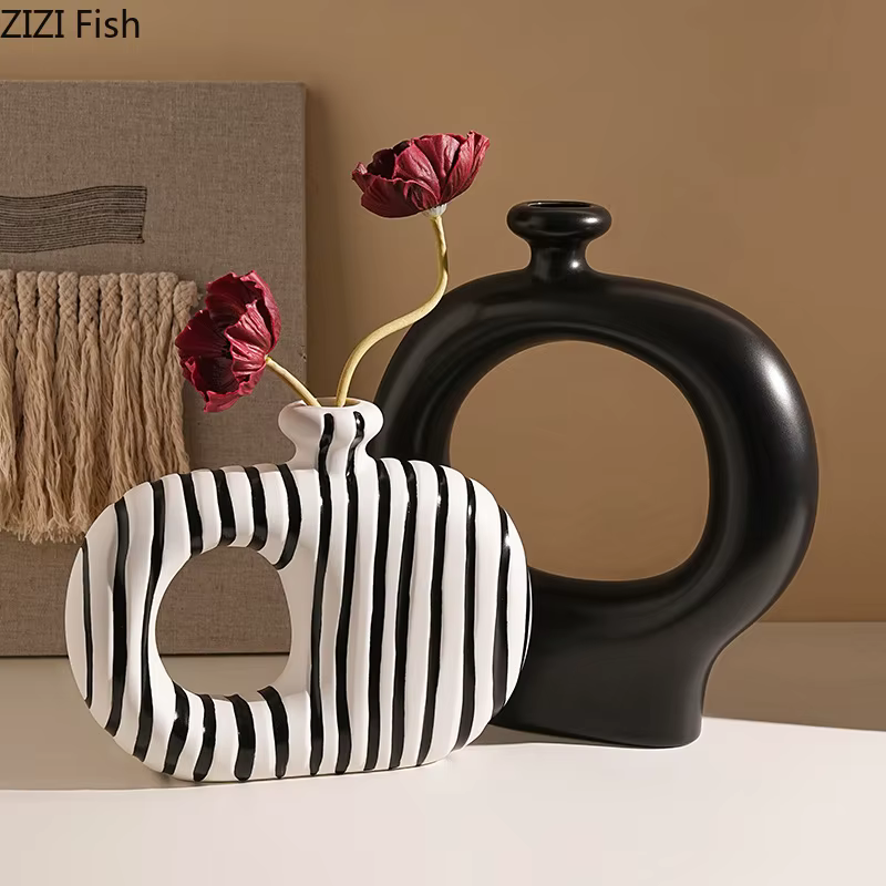 Vase en céramique à rayures zébrées