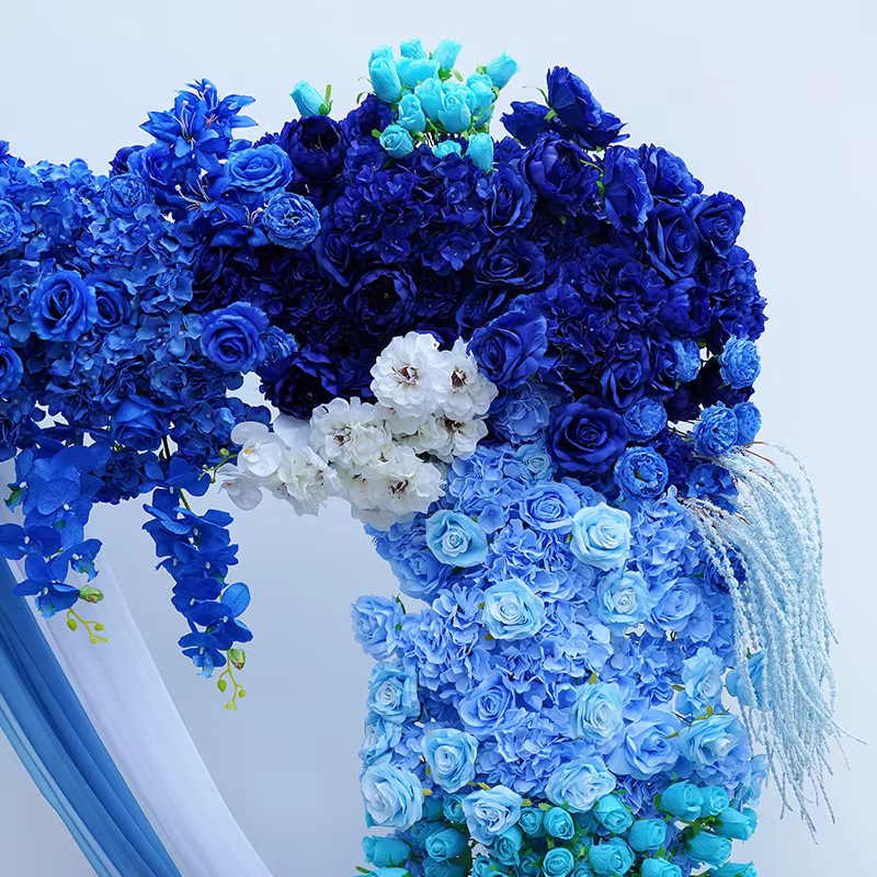 Décor floral extérieur pour mariage : rangée de fleurs de glycine bleue