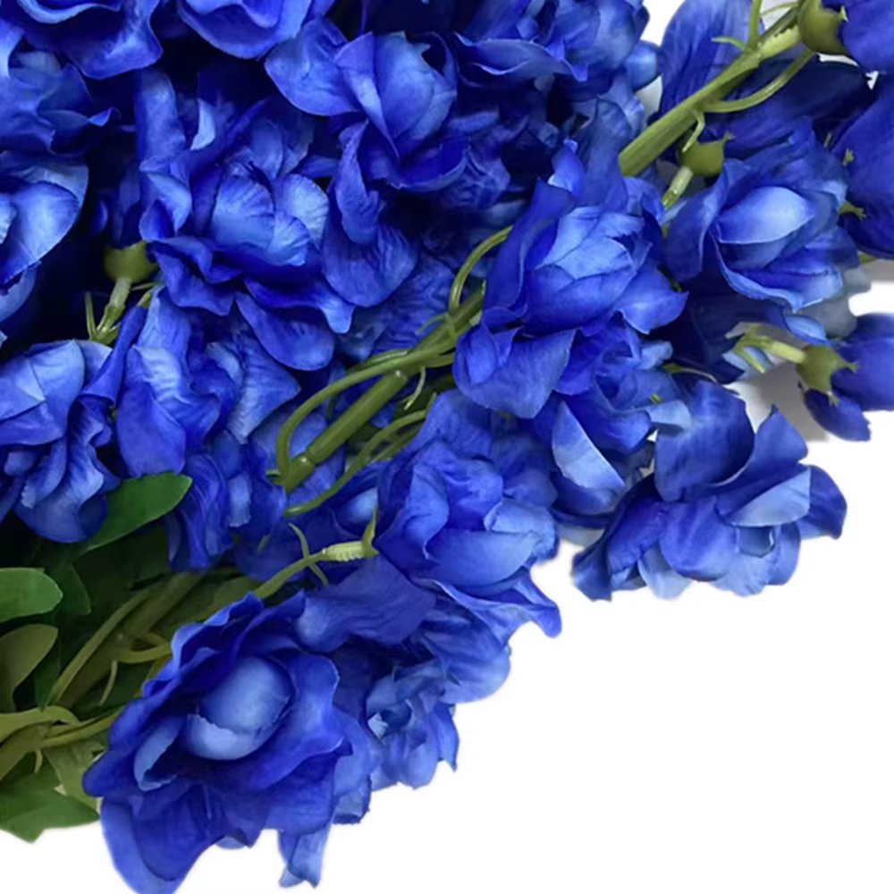 Une branche de fleur de Delphinium artificielle couleur bleue plante