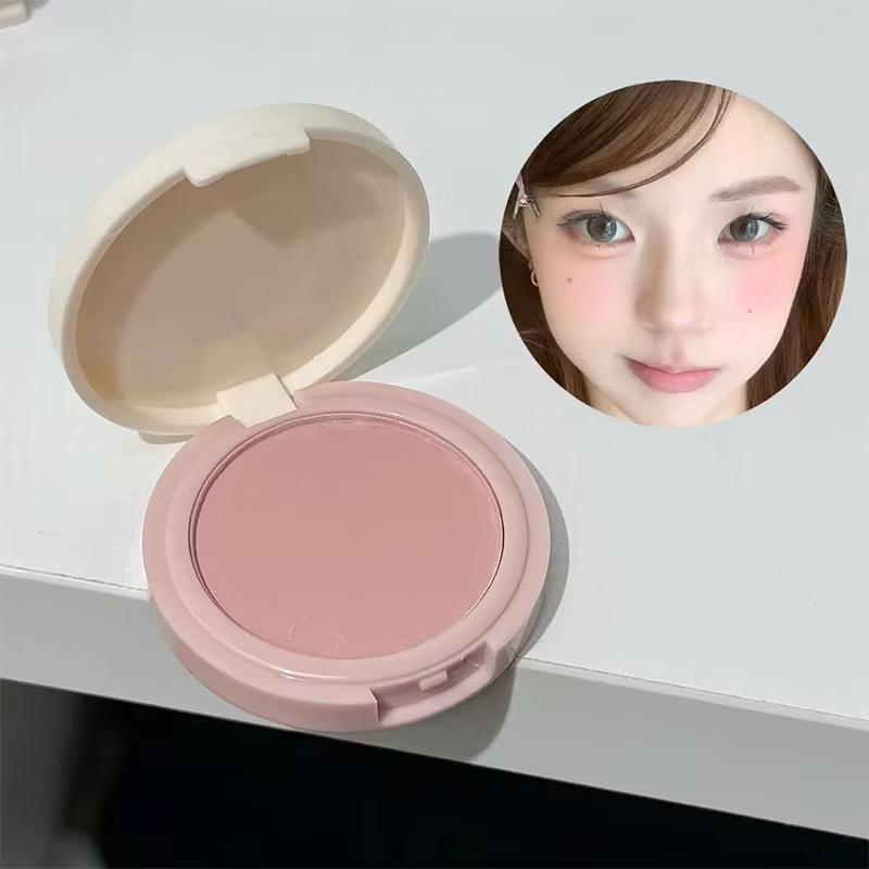 Ensemble de maquillage comprenant 4 gloss à lèvres, 1 huile à lèvres, 1 crème à lèvres, 1 eye-liner, 1 mascara, 1 crayon à sourcils, 1 blush, 1 illuminateur, 1 fard à paupières, 1 poudre pressée
