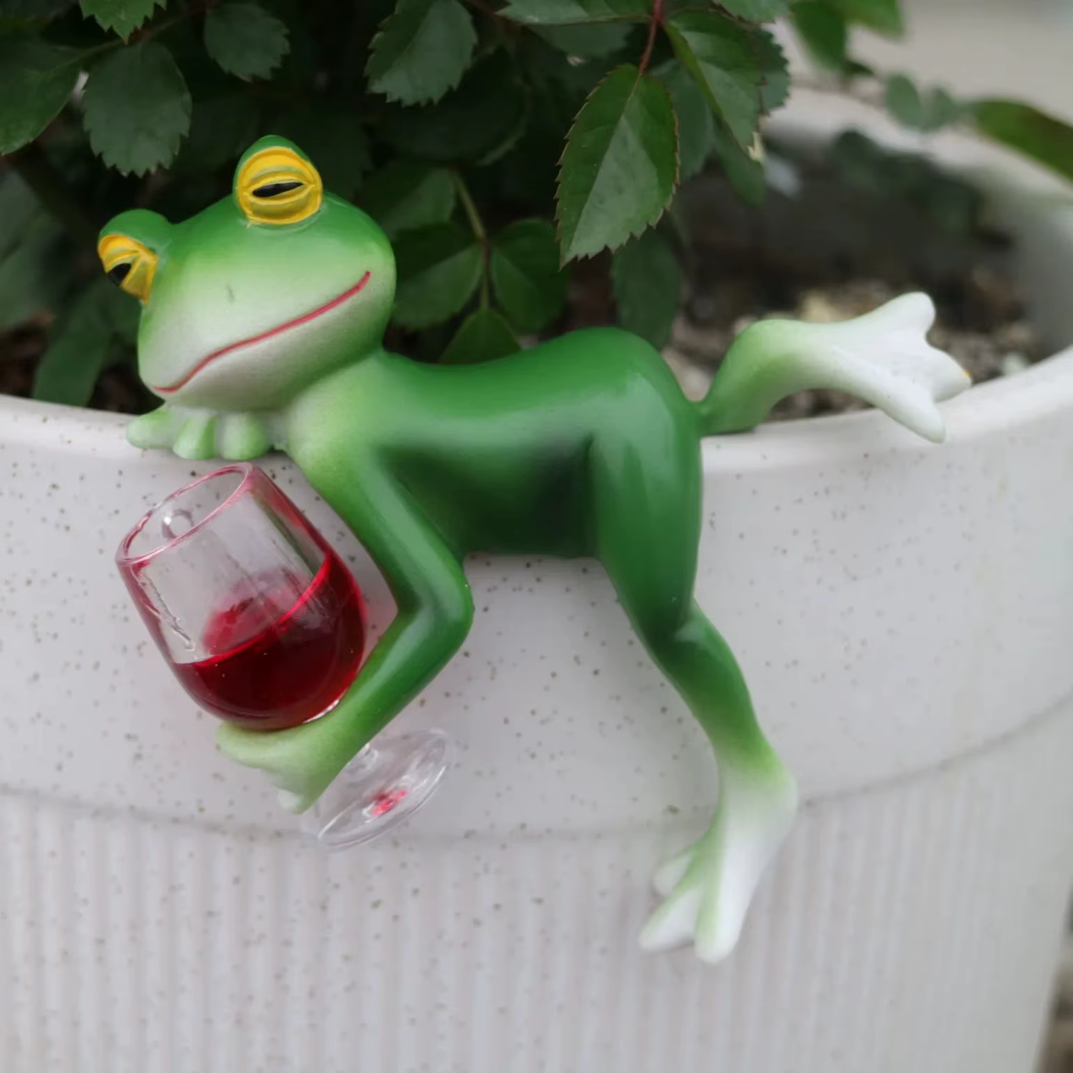 1 morceau d'intérêtus tentures de grenouille verte et de verre à vin