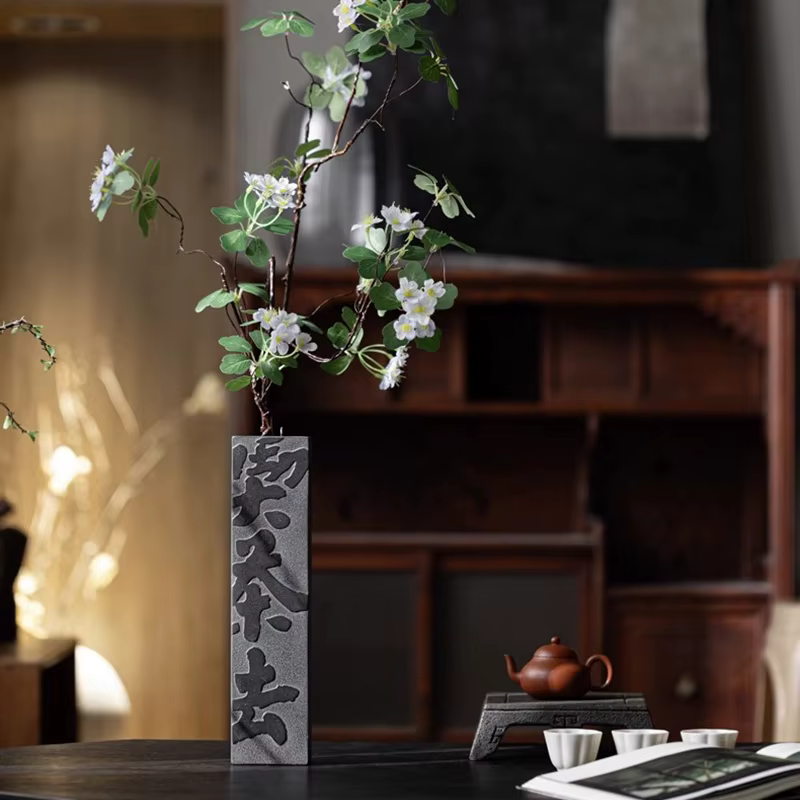 Vase en pierre de basalte noir de 30 cm