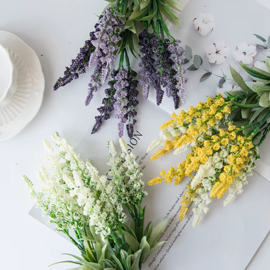 Vase de fleurs artificielles en mousse de lavande