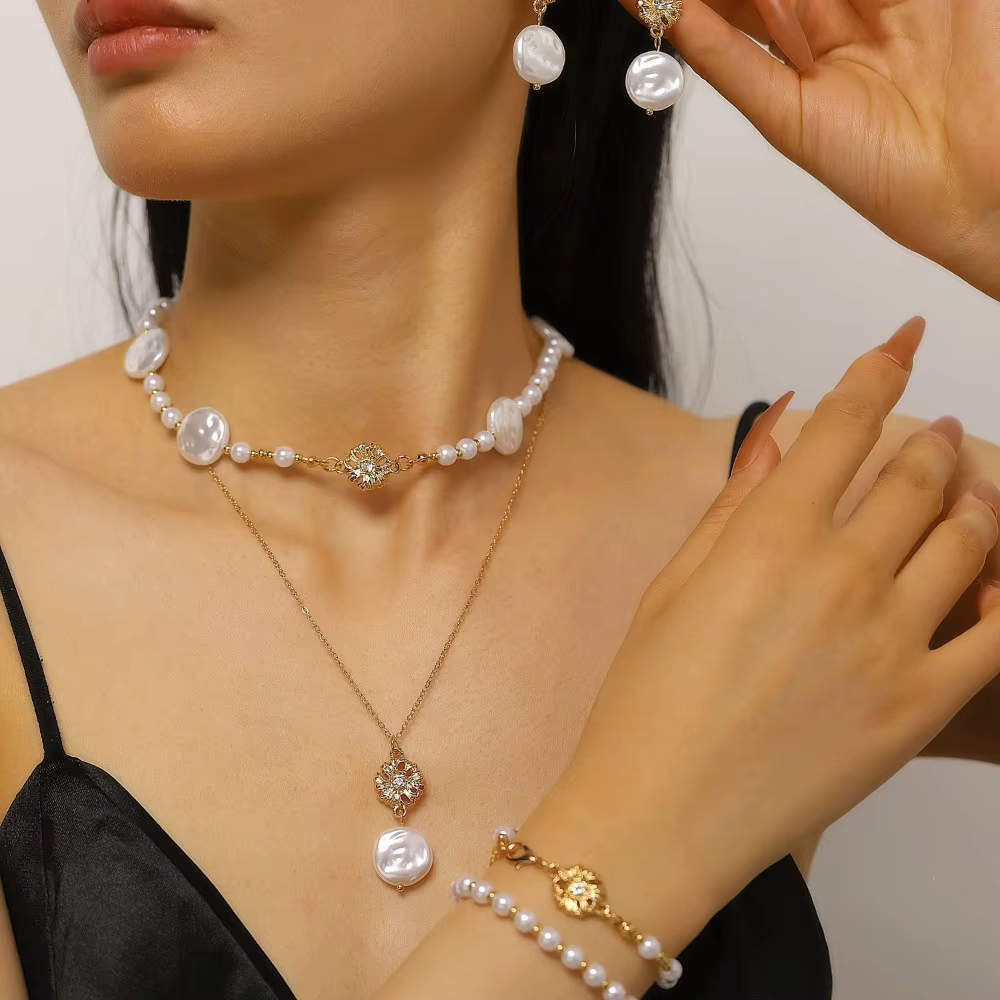 Ensemble collier, bracelet et boucles d'oreilles en perles baroques de luxe pour femmes, idéal pour les banquets et les soirées, bijoux élégants, cadeaux.