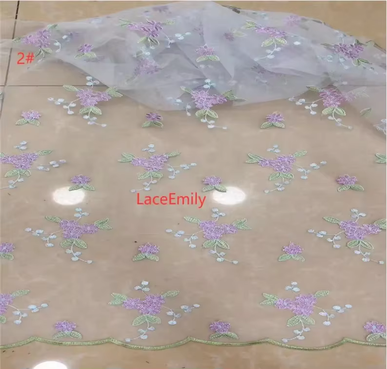 Tissu de dentelle de fleurs violettes