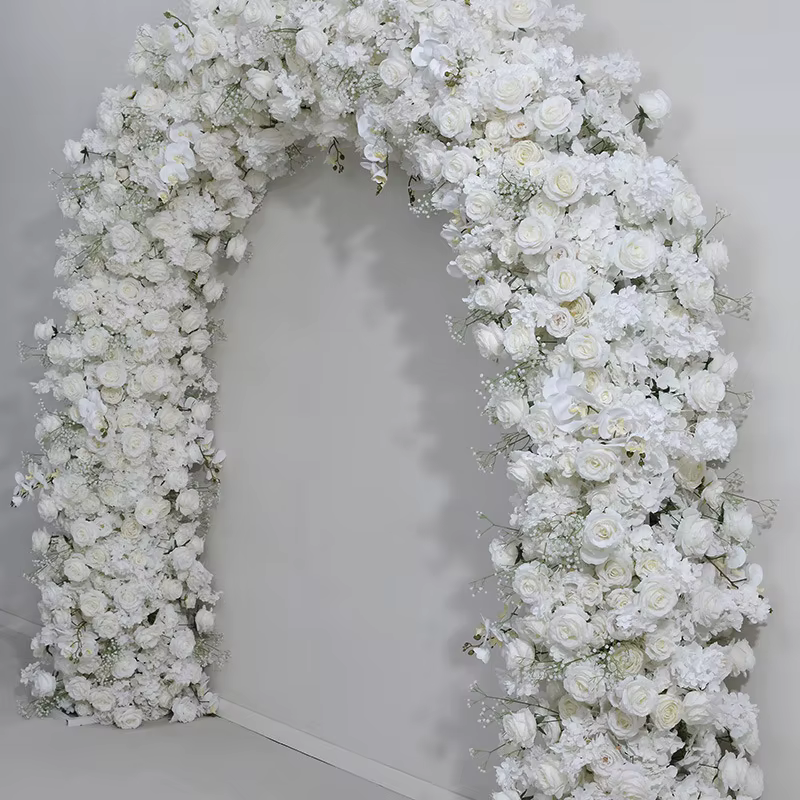 Arc de Rose Fenella blanc surdimensionné de 240CM