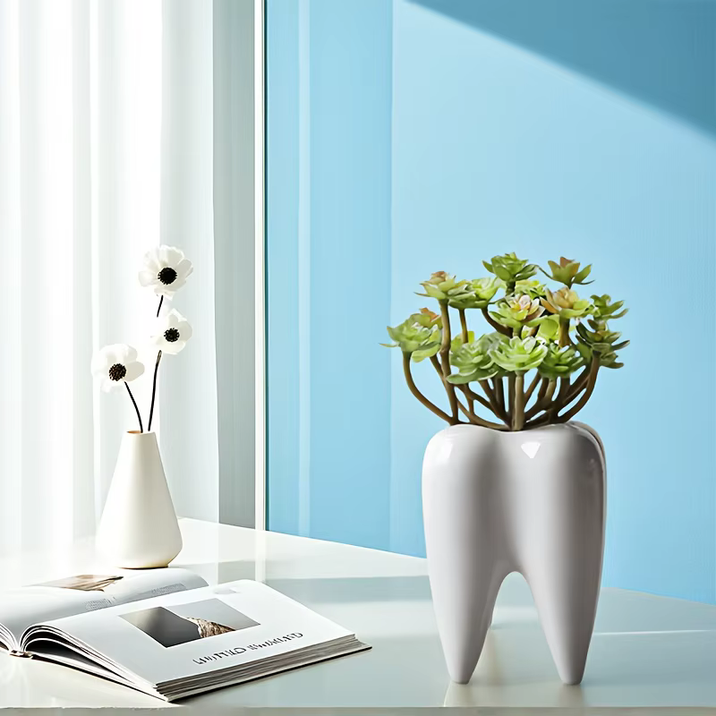 2 pots de fleurs, design en forme de dent