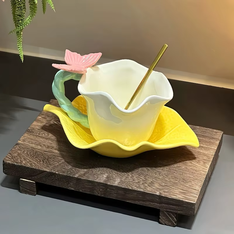 Ensemble de tasses à café en céramique avec bord de fleur et de papillon, 280ml, haute beauté, assiette de conception en forme de feuille jaune, tasse d'eau pour thé de l'après-midi