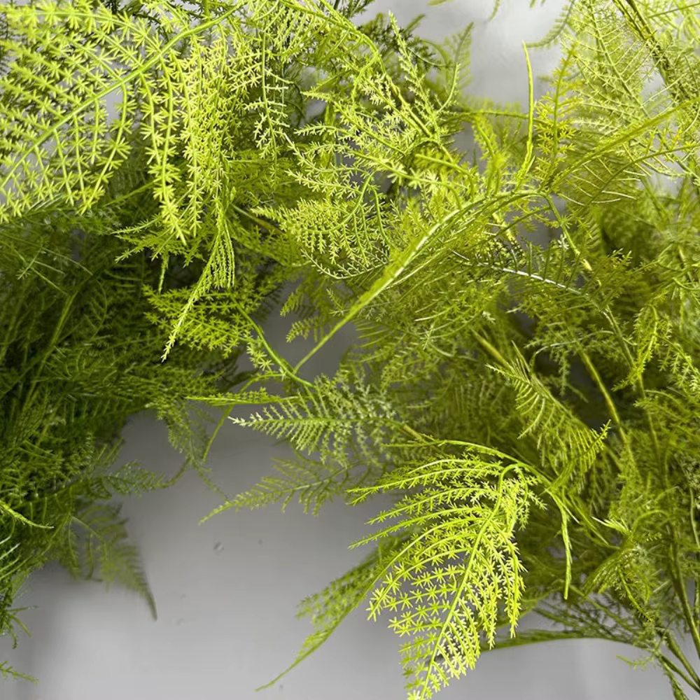 Grandes branches de plantes artificielles en fougère