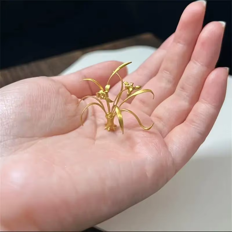 Figurine élégante d'orchidée dorée - Décoration florale chic pour table