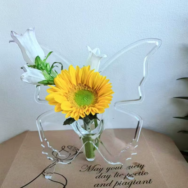 Vase à fleurs papillon