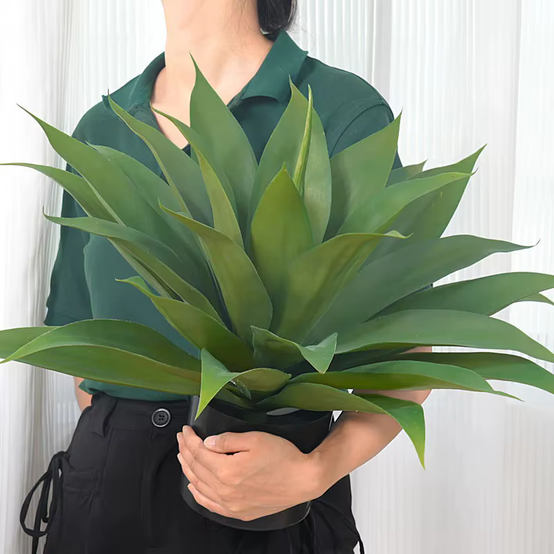 Plante succulente verte artificielle d'agave tropicale avec pot