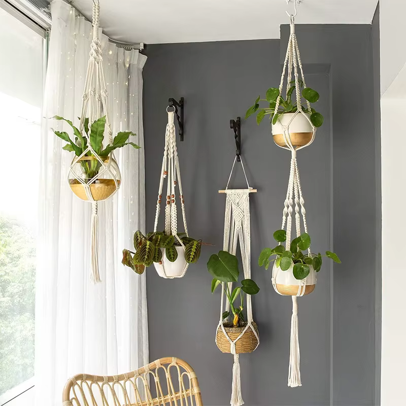 Panier suspendu de plantes en macramé fait à la main