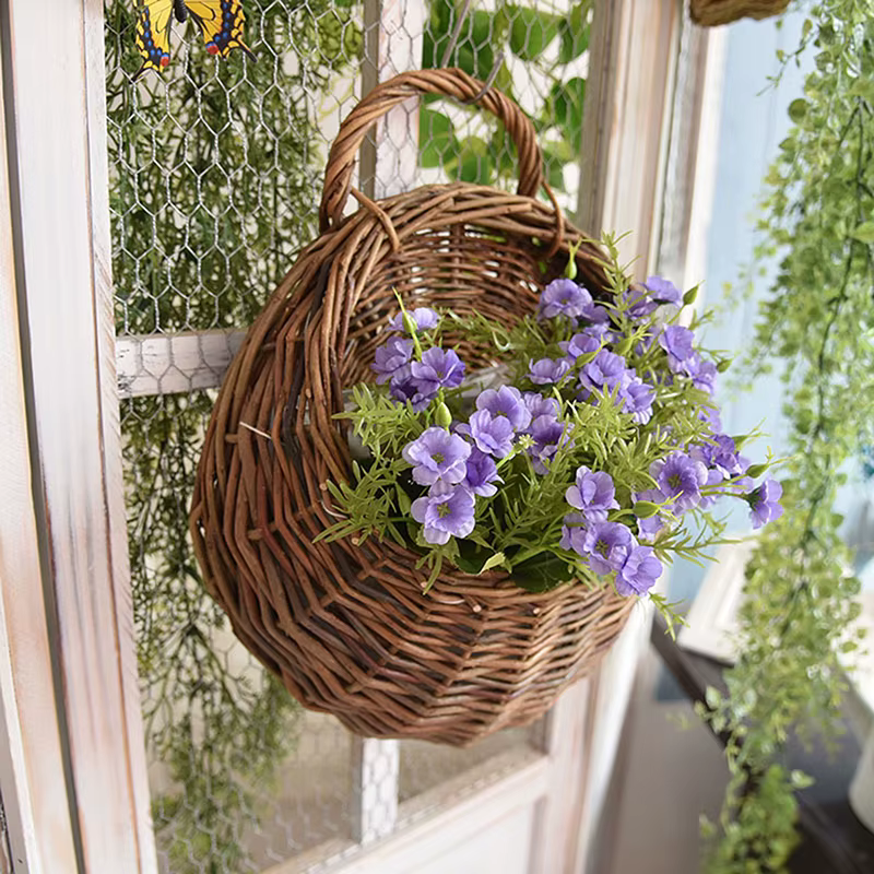 User inière de fleurs en rotin faite à la main pour la décoration intérieure