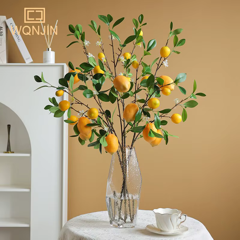 Branche de citron de luxe avec feuilles vertes