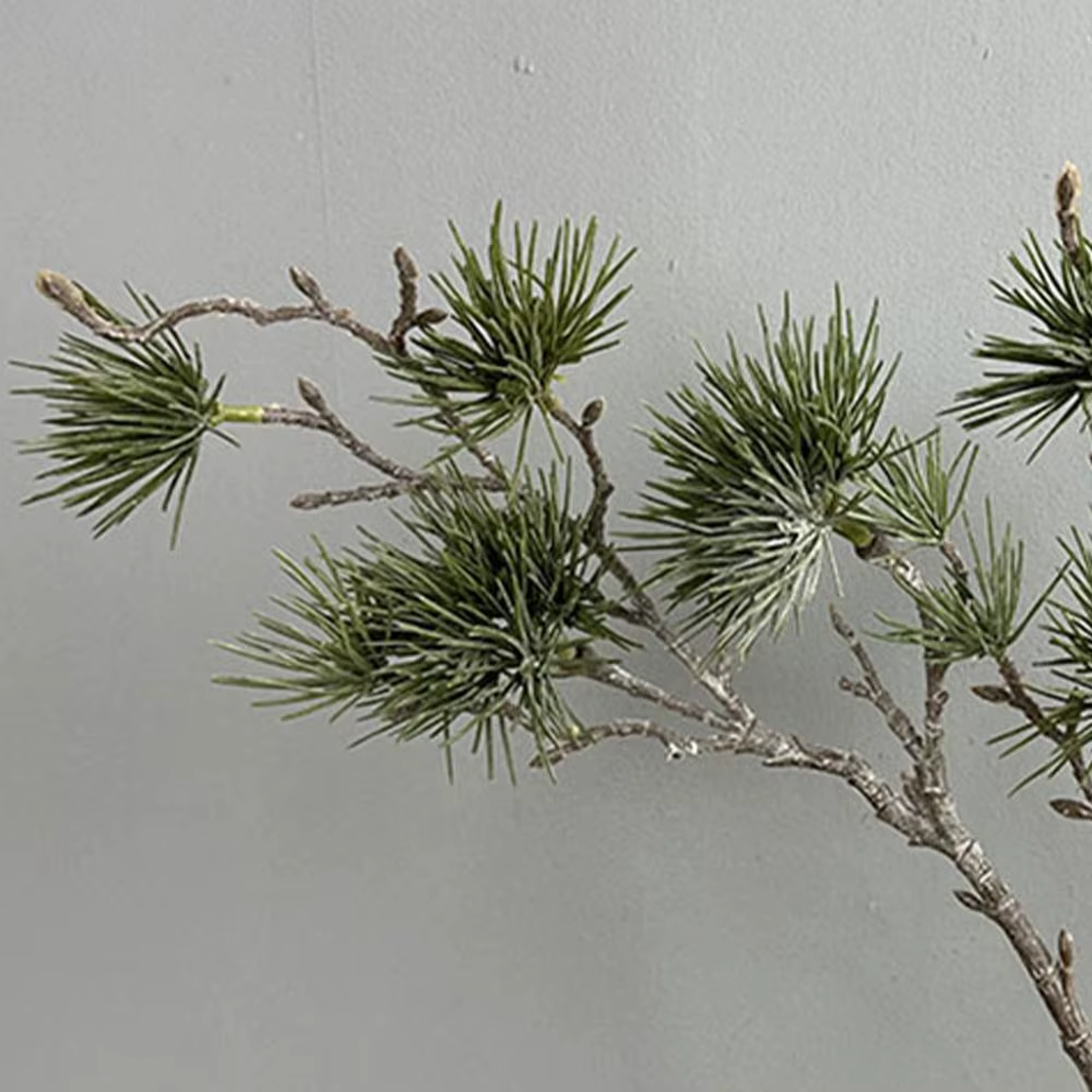 Arrangement floral, branche de pin artificielle verte