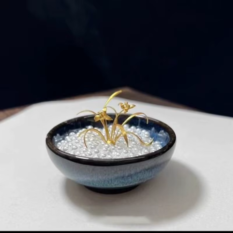 Figurine élégante d'orchidée dorée - Décoration florale chic pour table