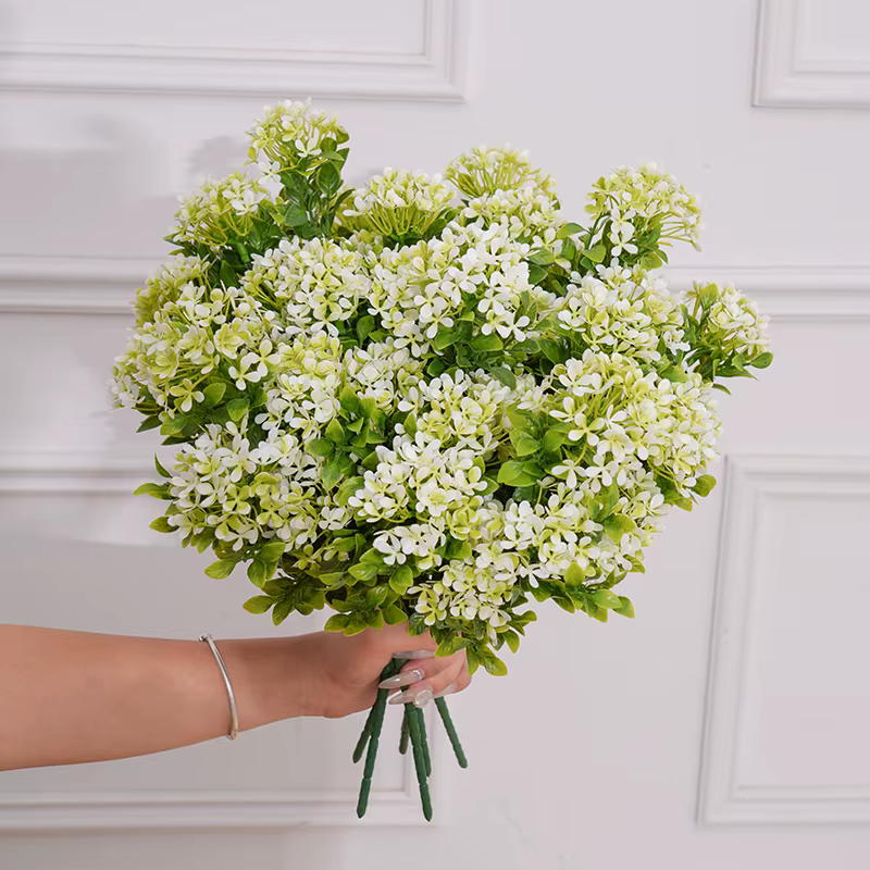 Plante verte artificielle avec feuilles d'eucalyptus