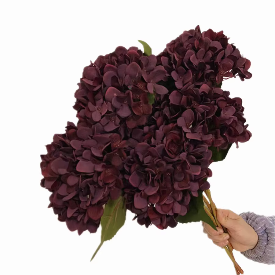 Une plante d'hortensia artificielle de peinture d'huile de soie de branche de fleur d'hydragène de couleur rétro