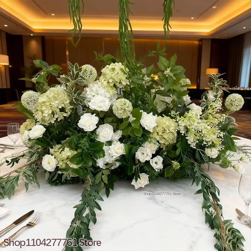 Décor de mariage, rangée de fleurs
