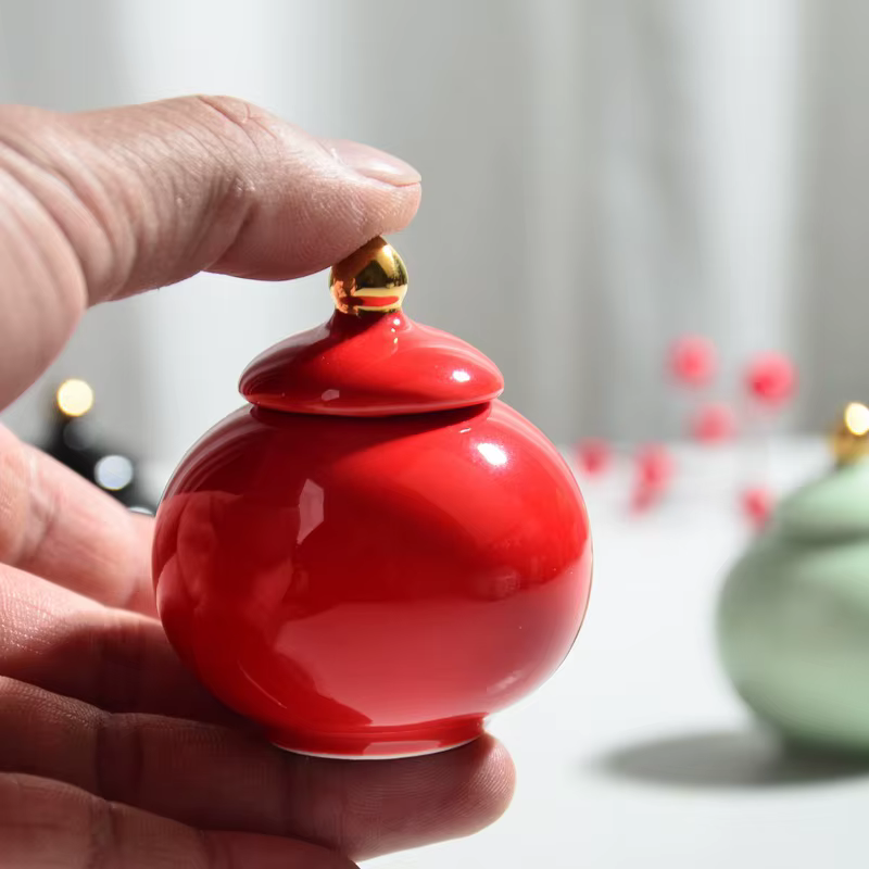 Mini pot rond en céramique peint en or