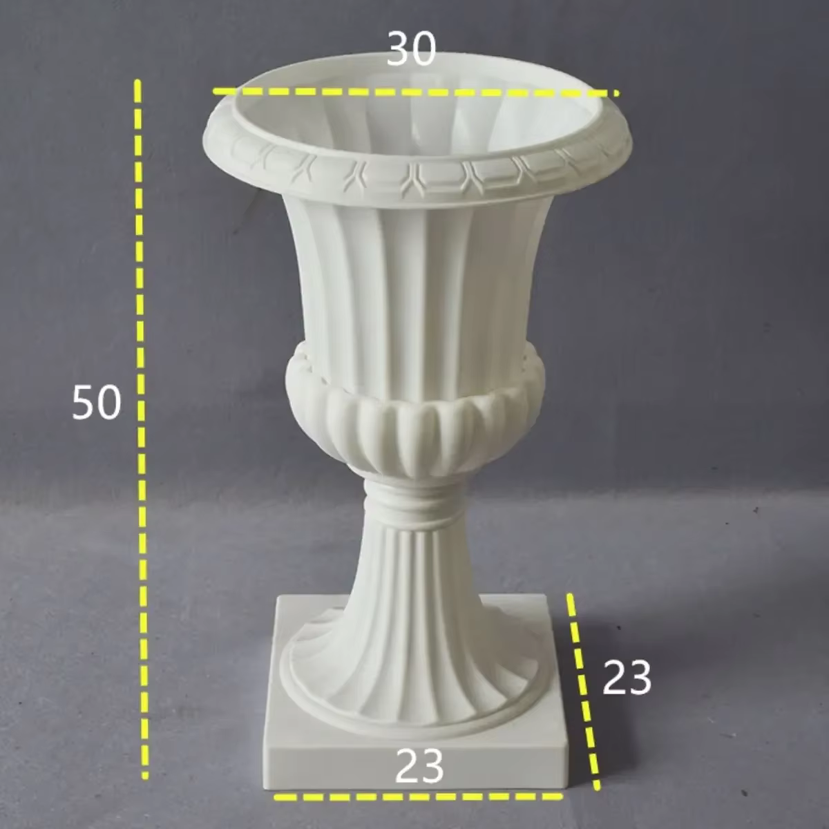 Pot de fleur en plastique doré et blanc