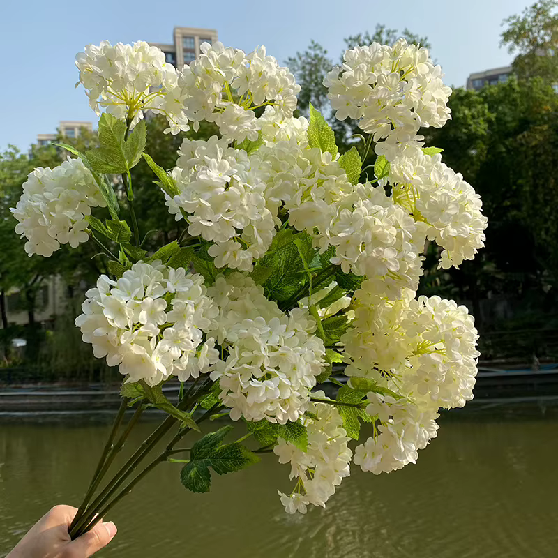 Arrangement floral de mariage à 4 têtes d'hortensias