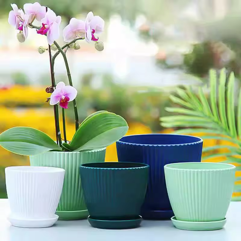 Pots de fleurs en plastique pour la plantation de balcons