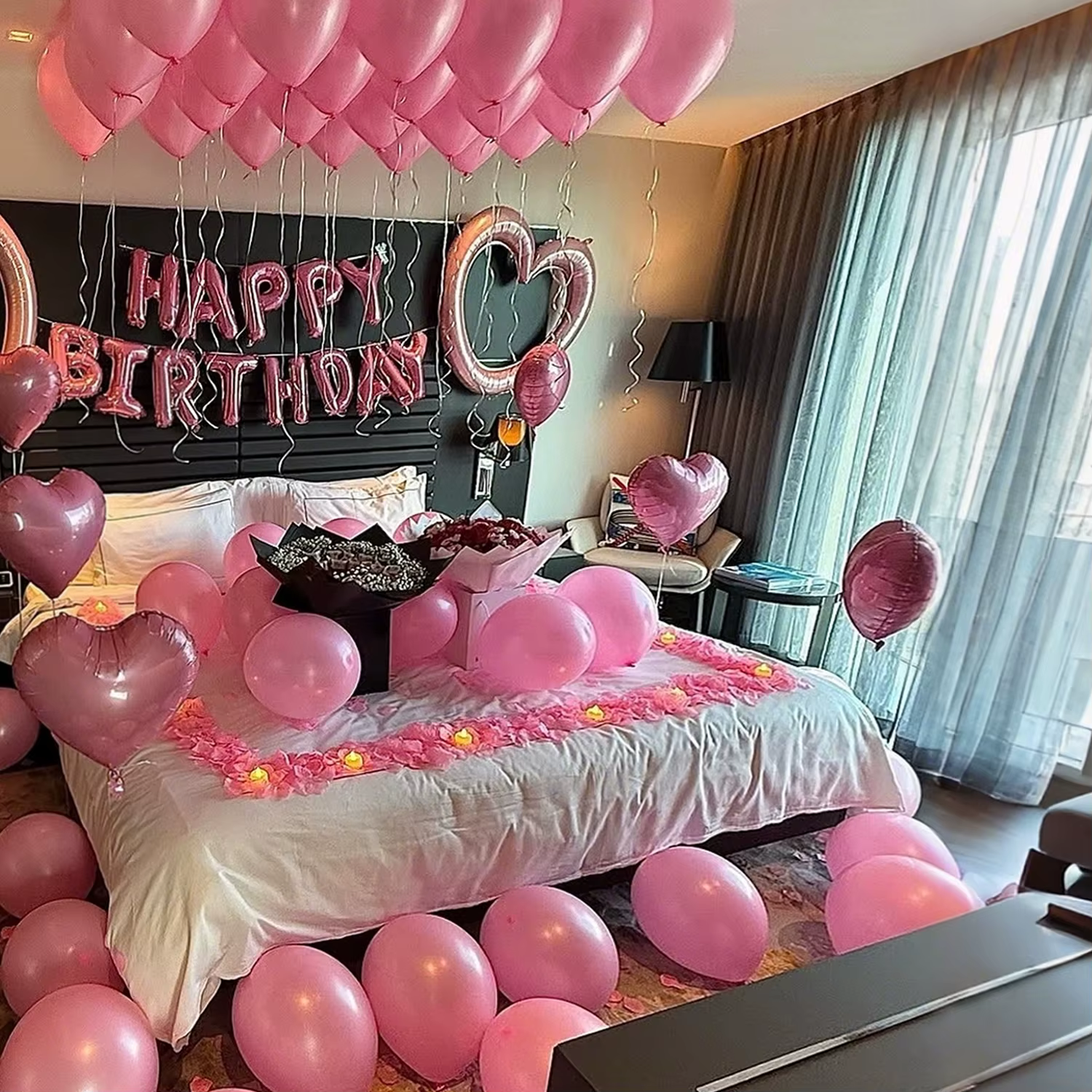 Ensemble de ballons roses Joyeux Anniversaire, pétales simulés roses, ballon en forme de cœur rose pour la décoration de fête d'anniversaire