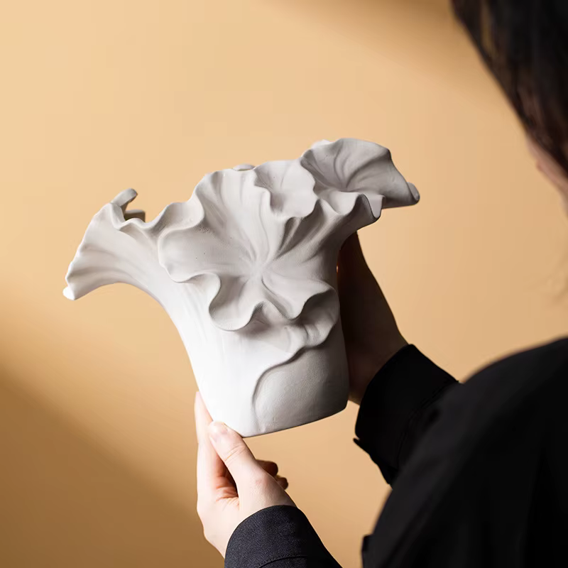 Vase en céramique plissé de pétales fait à la main