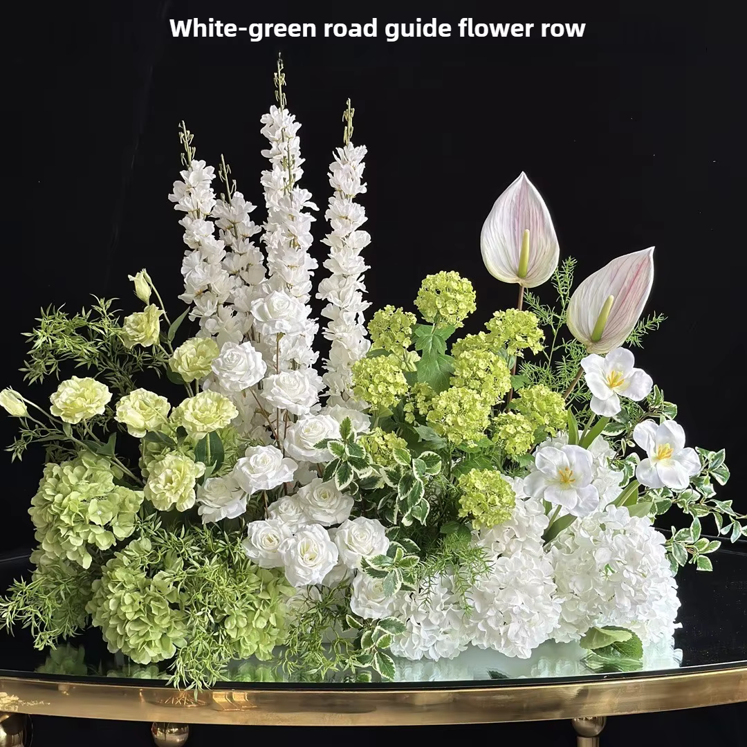 Arrangement floral de chemin de mariage blanc et vert