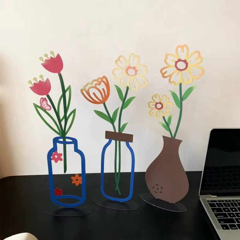 Vase à fleurs en métal