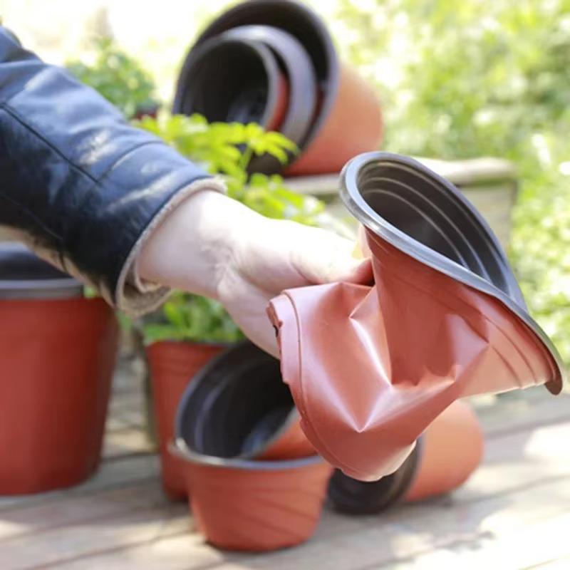 Pots de fleurs en plastique
