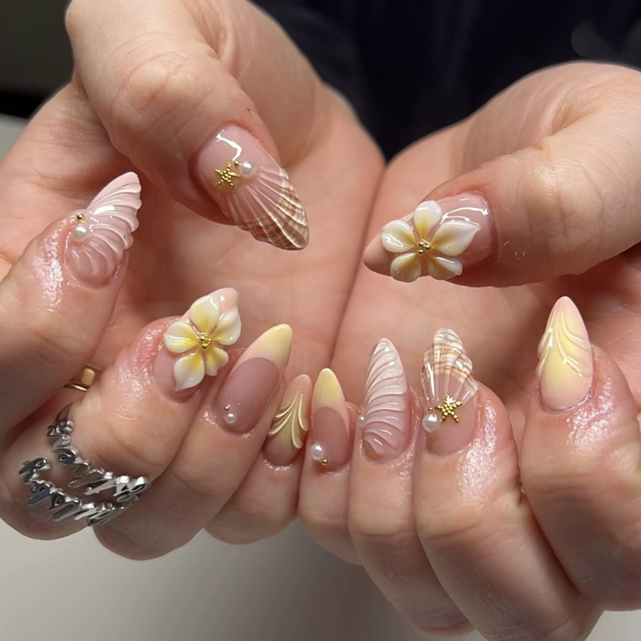 30 faux ongles de style français avec dégradé de fleurs et perles, design 3D pour femmes
