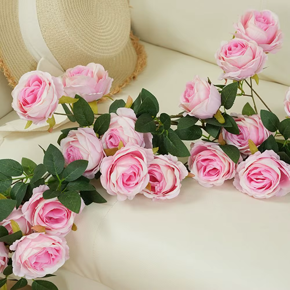 Guirlande de roses artificielles multicolores avec feuilles vertes