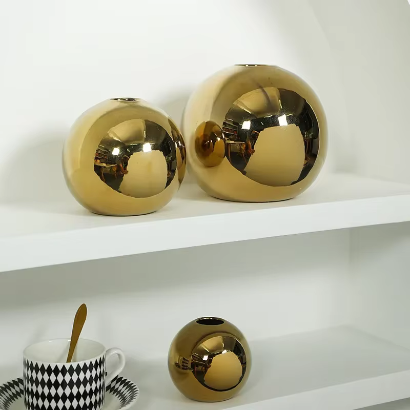 Vase en céramique plaqué boule ronde dorée