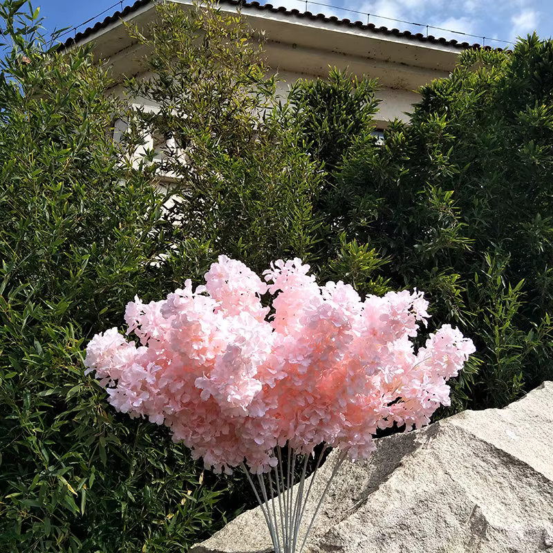 Fleurs de cerisier artificielles blanches sur poteau