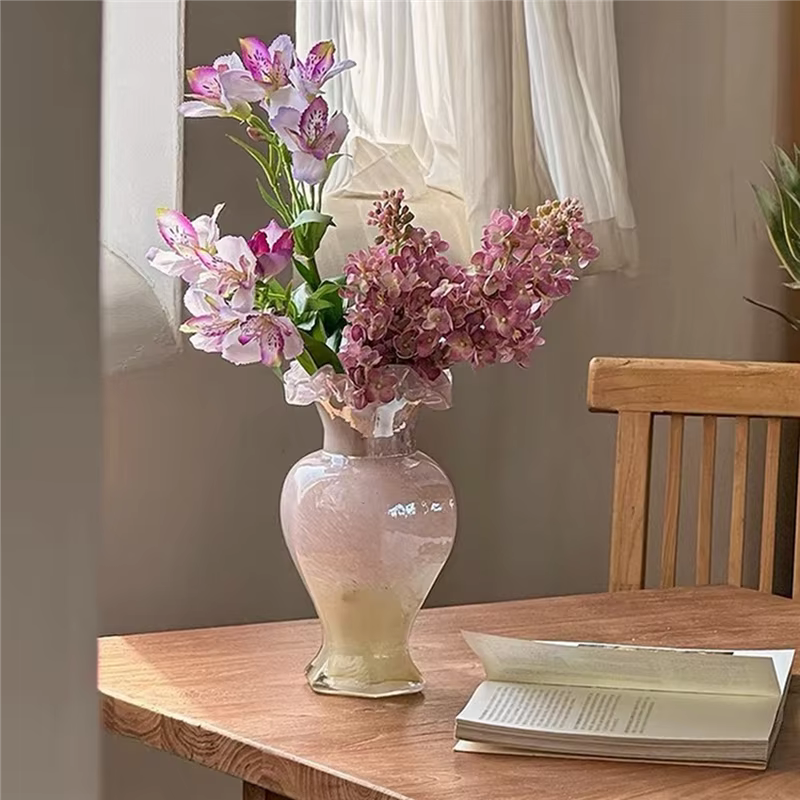 Vase à fleurs en verre rose