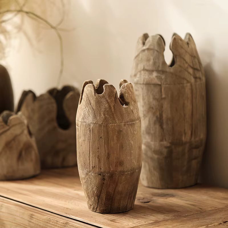 Vase d'arrangement de fleurs en bois
