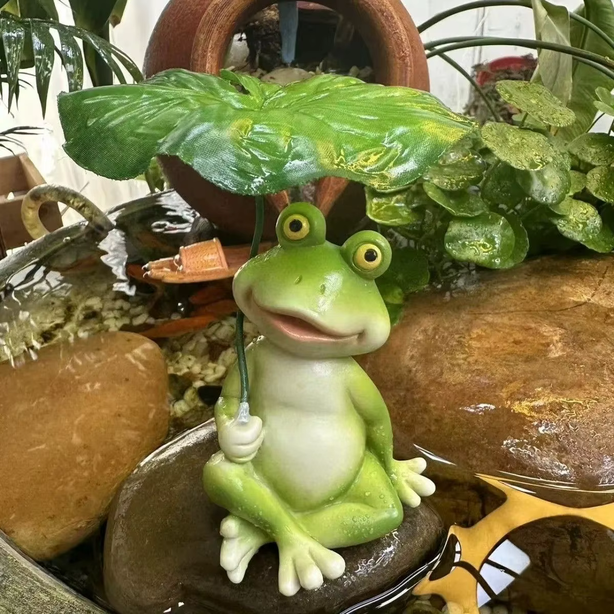 Figurine de grenouille sur feuille en résine