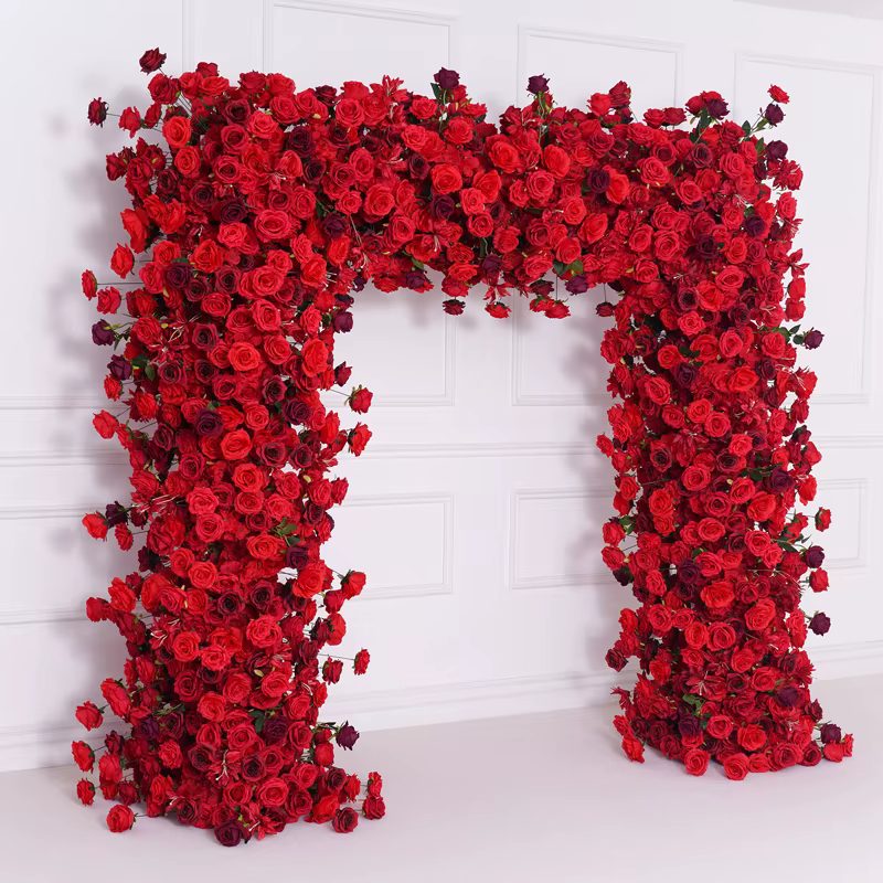 Arrangement de rangées de fleurs de roses rouge bordeaux