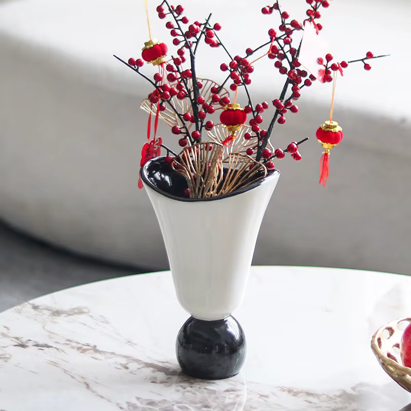 Vase décoratif d'art moderne
