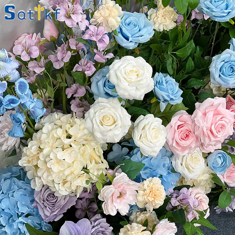 Composition florale bleue et rose en boule